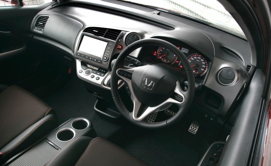 Honda Stream рестайлинг 2009 фото салона