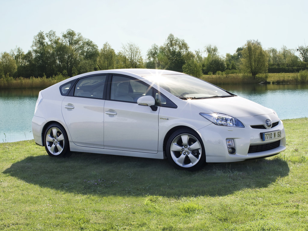 Toyota prius гибридный японский авто
